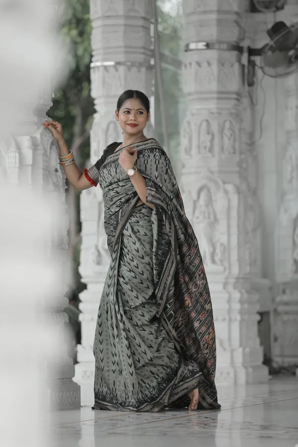 Grey_Silk_Dhanpatri_Khandua_Pata_Handloom_Saree_For_Women