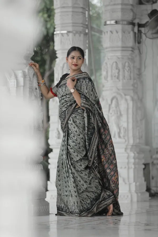 Grey_Silk_Dhanpatri_Khandua_Pata_Handloom_Saree_For_Women