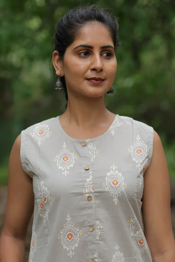Grey_Cotton_Sleeveless_Printed_Sleeveless_Kurti_For_Women