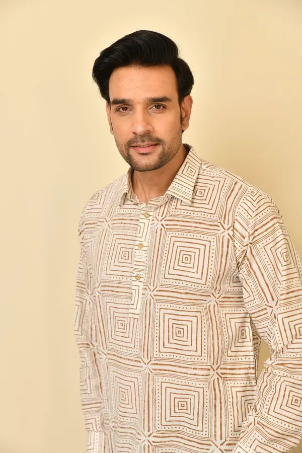 Cream_Cambric_Cotton_Geometric_Print_Short_Kurta_For_Men