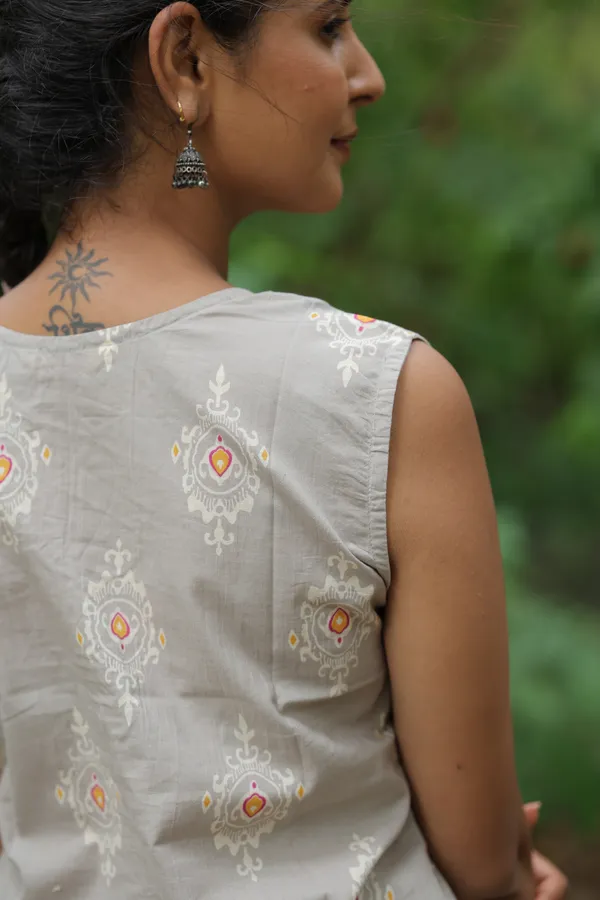 Grey_Cotton_Sleeveless_Printed_Sleeveless_Kurti_For_Women