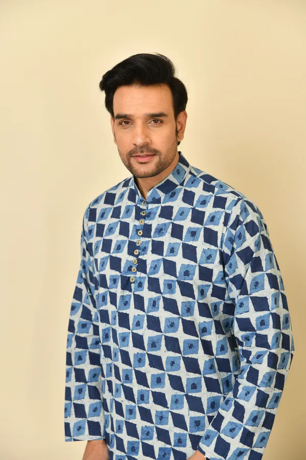 Blue_Cambric_Cotton_Geometric_Print_Short_Kurta_For_Men