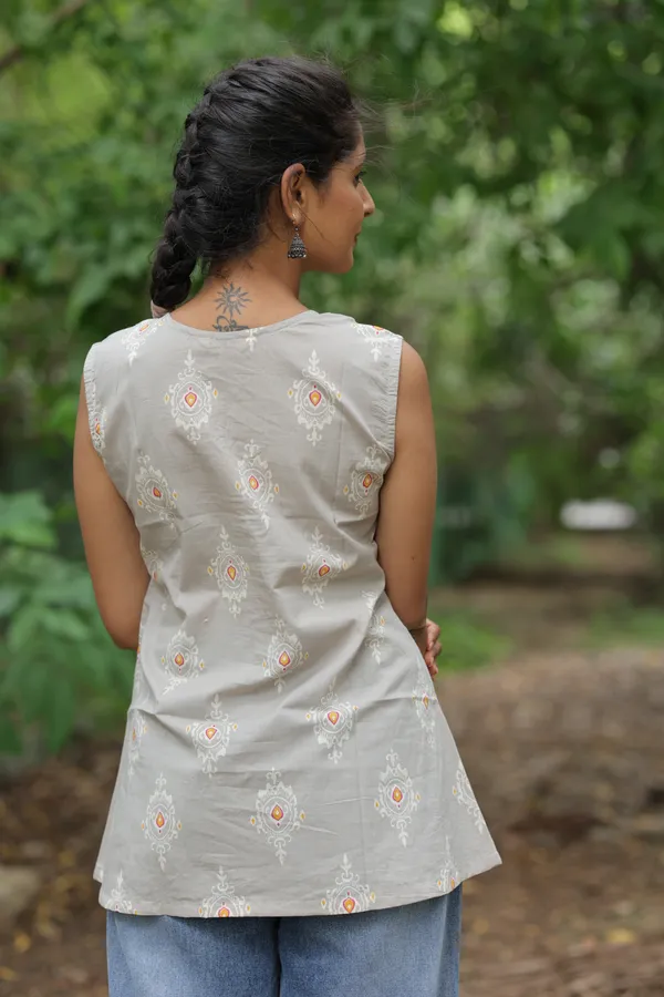 Grey_Cotton_Sleeveless_Printed_Sleeveless_Kurti_For_Women
