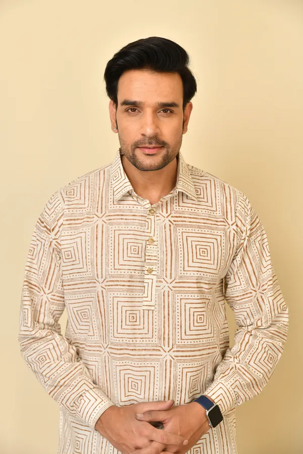 Cream_Cambric_Cotton_Geometric_Print_Short_Kurta_For_Men