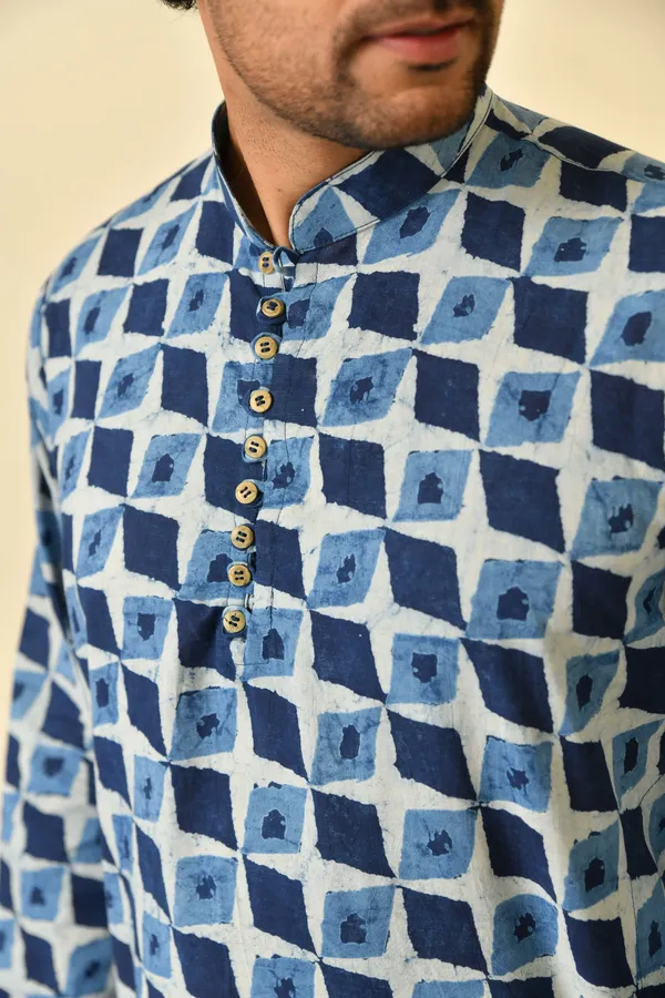 Blue_Cambric_Cotton_Geometric_Print_Short_Kurta_For_Men