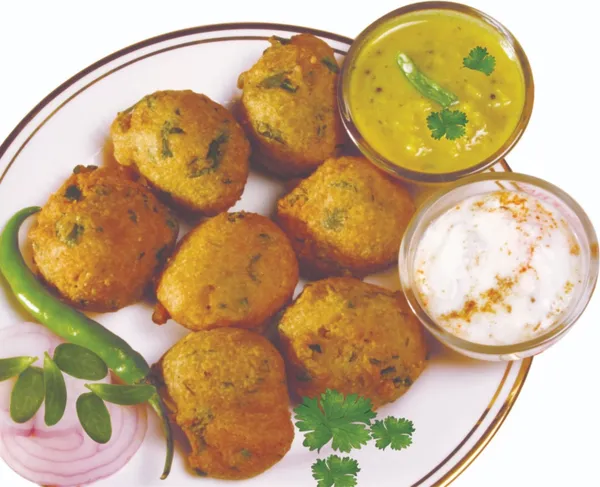 Golden_Pakora_Fritters_With_Chutneys