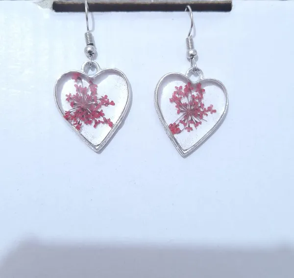 Silver_Resin_Heart_Drop_Earrings_With_Dried_Red_Flowers_For_Women