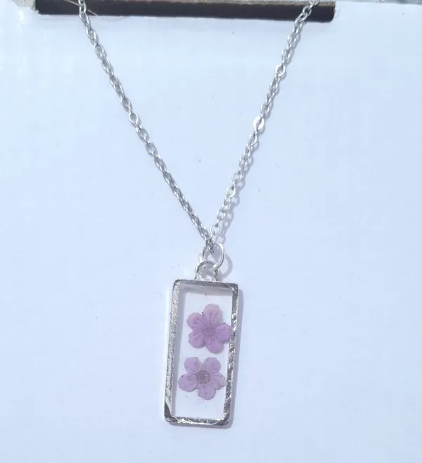Silver-Tone_Floral_Pendant_Necklace_for_Women