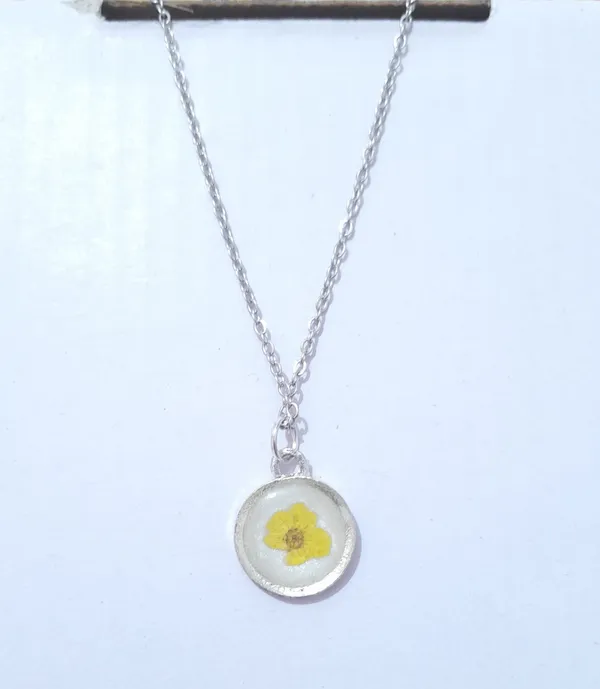 Silver_Tone_Resin_Yellow_Floral_Round_Pendant_Necklace_For_Women
