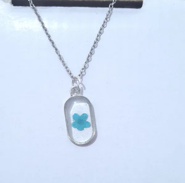 Silver_And_Blue_Resin_Floral_Pendant_Necklace_For_Women