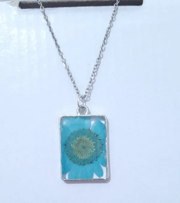 Blue_Floral_Resin_Pendant_Necklace