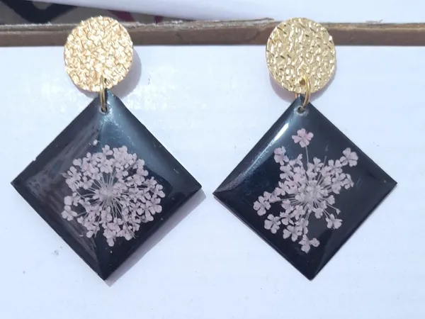 Black_And_Gold_Resin_Floral_Drop_Earrings_For_Women