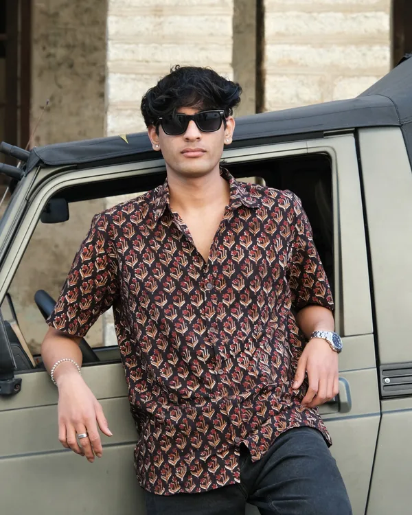 Hand_Blockprinted_Cotton_Half_Sleeve_Shirt_For_Men_Regular_Fit_Black_Floral