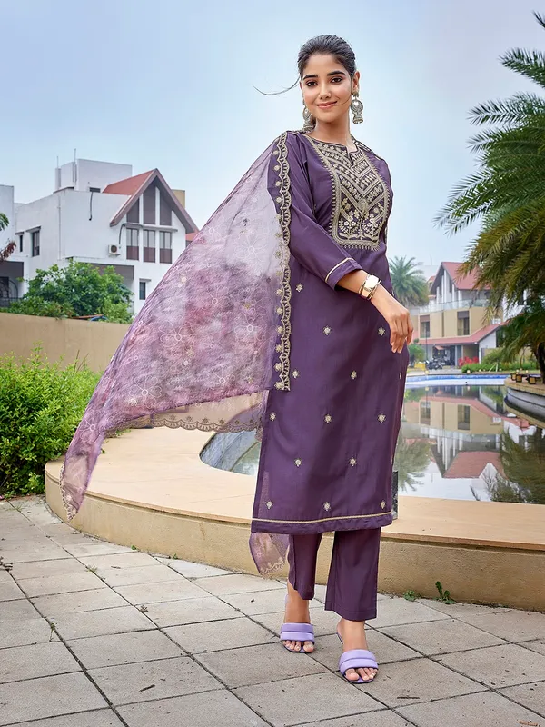 Women's_Silk_Blend_Embroidery_Straight_Kurta_Pant_With_Dupatta