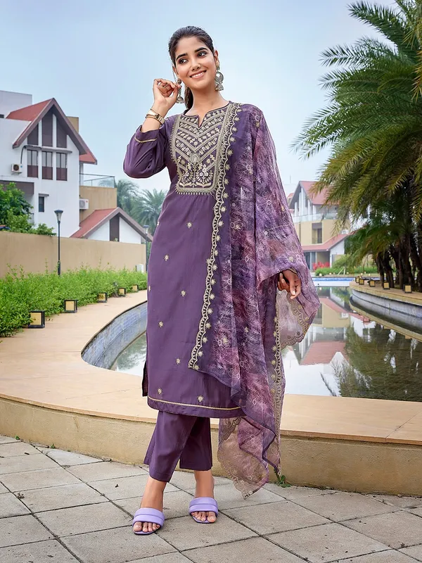Women's_Silk_Blend_Embroidery_Straight_Kurta_Pant_With_Dupatta