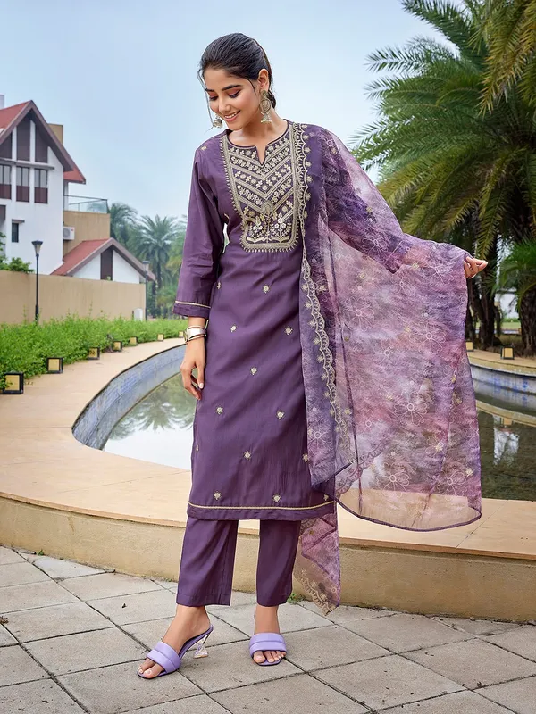 Women's_Silk_Blend_Embroidery_Straight_Kurta_Pant_With_Dupatta