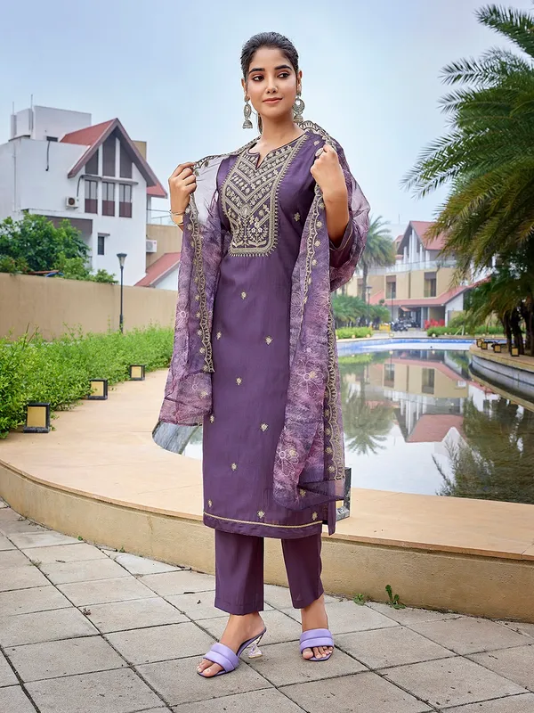 Womens_Silk_Blend_Embroidery_Straight_Kurta_Pant_With_Dupatta