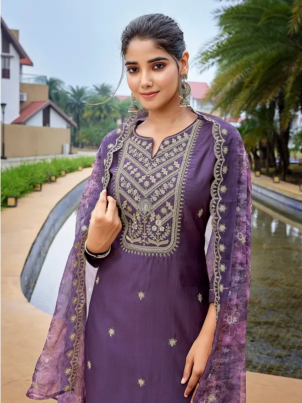 Womens_Silk_Blend_Embroidery_Straight_Kurta_Pant_With_Dupatta