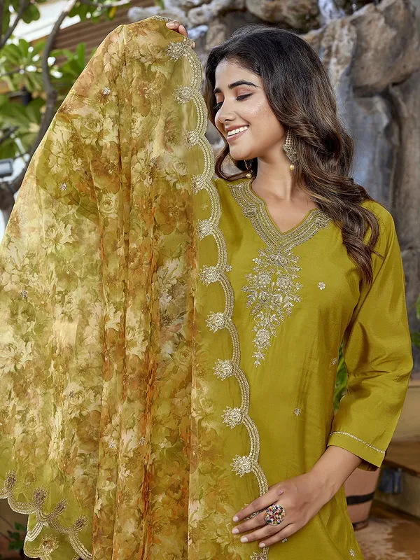 Women's_Viscose_Chanderi_Embroidery_Straight_Kurta_Pant_With_Dupatta