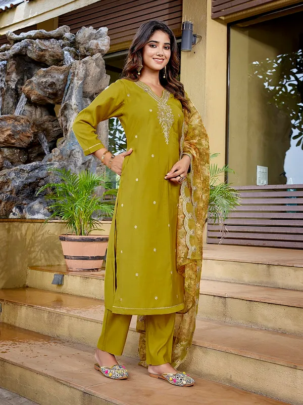 Womens_Viscose_Chanderi_Embroidery_Straight_Kurta_Pant_With_Dupatta