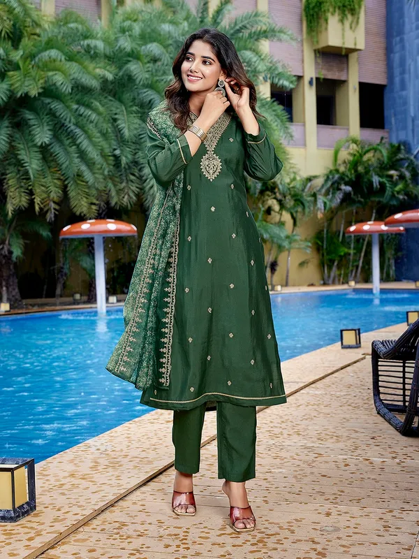 Women's_Viscose_Chanderi_Embroidery_Straight_Kurta_Pant_With_Dupatta