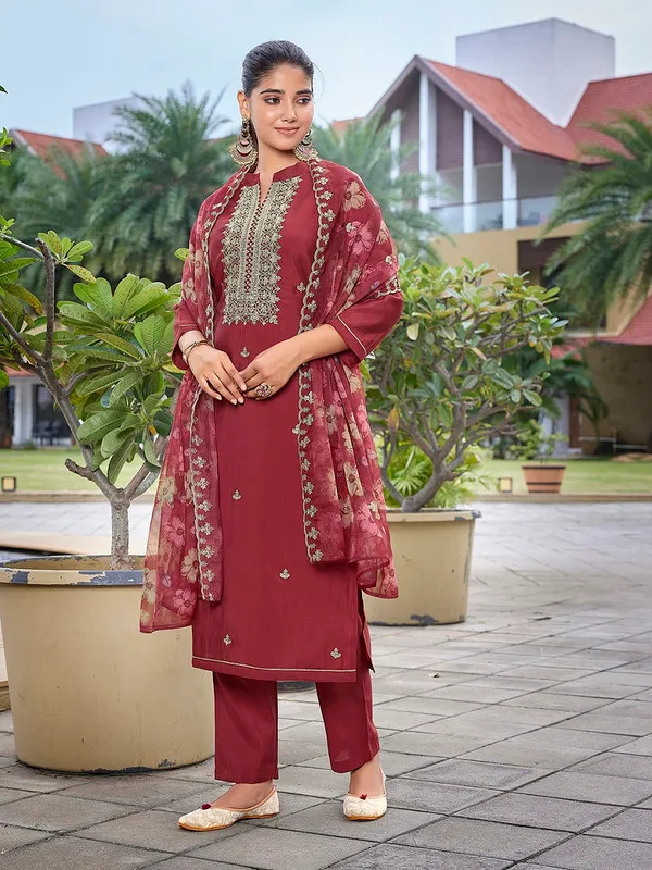 Women's_Viscose_Chanderi_Embroidery_Straight_Kurta_Pant_With_Dupatta