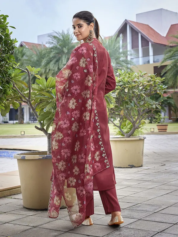 Women's_Viscose_Chanderi_Embroidery_Straight_Kurta_Pant_With_Dupatta