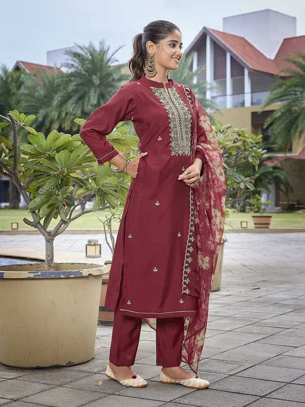 Women's_Viscose_Chanderi_Embroidery_Straight_Kurta_Pant_With_Dupatta