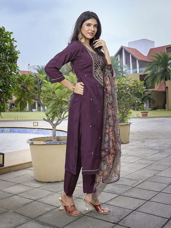 Women's_Viscose_Chanderi_Embroidery_Straight_Kurta_Pant_With_Dupatta