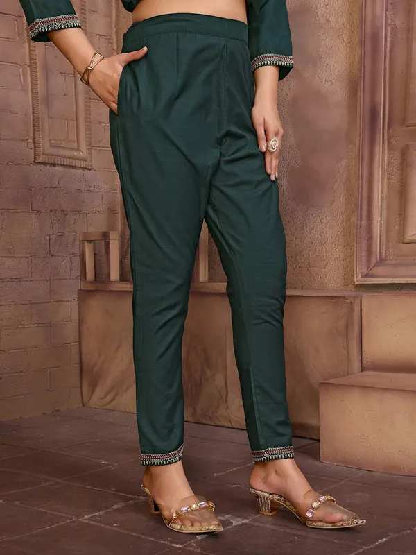 Women's_Viscose_Embroidery_Straight_Kurta_Pant_With_Dupatta