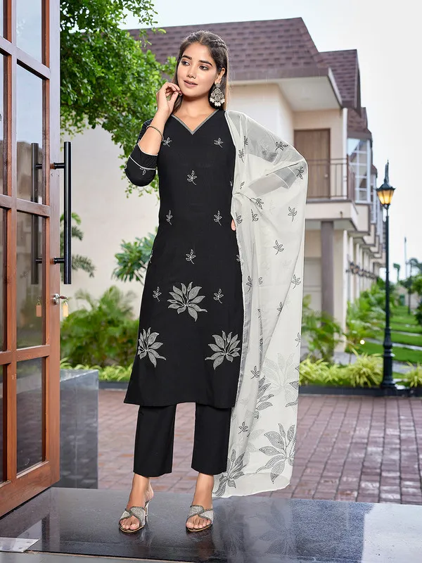 Women's_Cotton_Embroidered_Straight_Kurta_Pant_With_Dupatta
