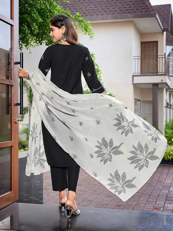 Women's_Cotton_Embroidered_Straight_Kurta_Pant_With_Dupatta