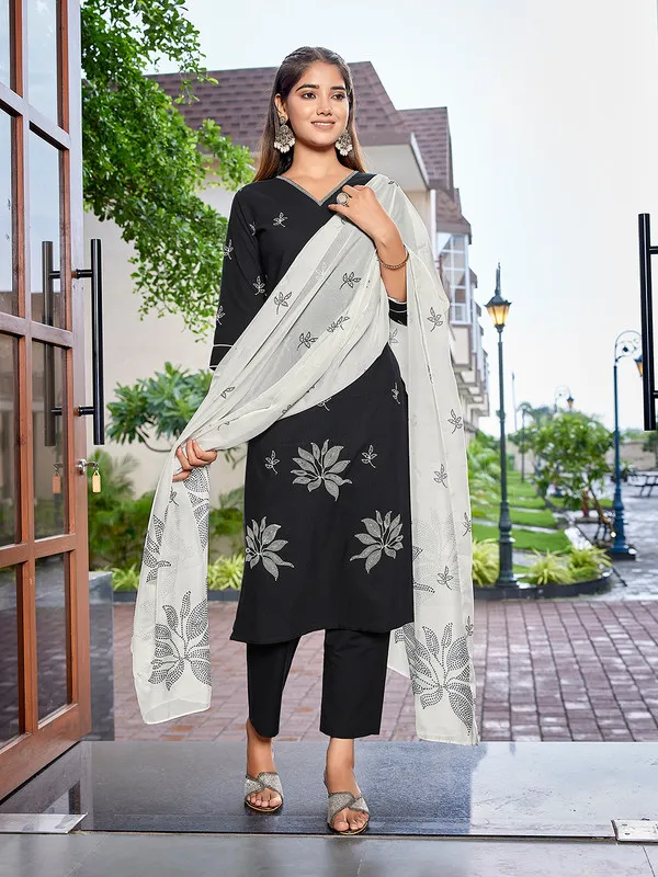 Womens_Cotton_Embroidered_Straight_Kurta_Pant_With_Dupatta