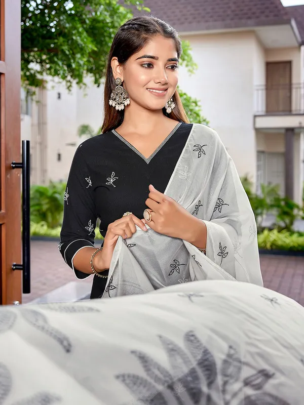 Womens_Cotton_Embroidered_Straight_Kurta_Pant_With_Dupatta
