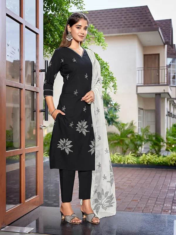Womens_Cotton_Embroidered_Straight_Kurta_Pant_With_Dupatta