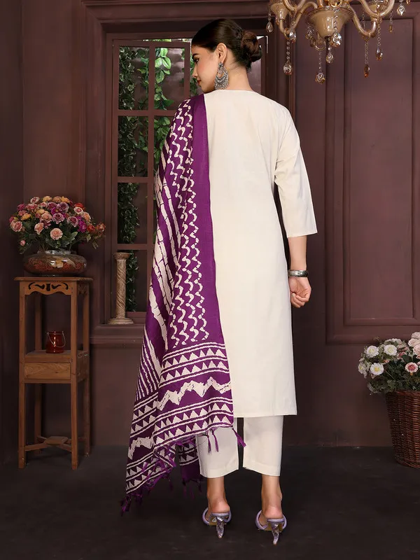 Womens_Cotton_Embroidered_Straight_Kurta_Pant_With_Dupatta