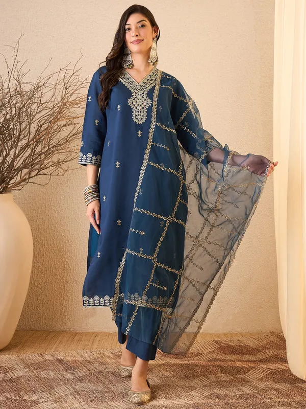 Women's_Silk_Blend_Embroidered_Straight_Kurta_Pant_With_Dupatta