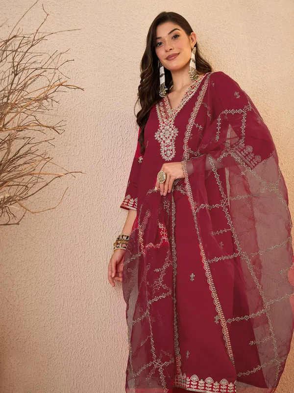 Women's_Silk_Blend_Embroidered_Straight_Kurta_Pant_With_Dupatta