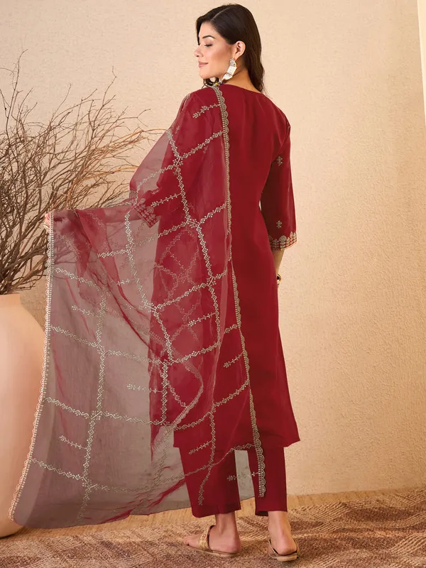 Women's_Silk_Blend_Embroidered_Straight_Kurta_Pant_With_Dupatta