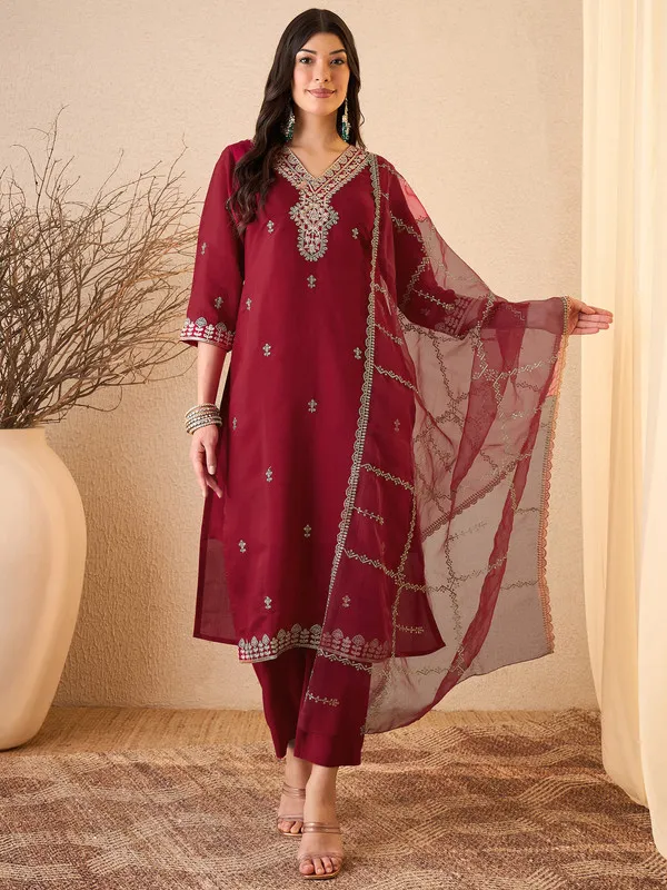 Women's_Silk_Blend_Embroidered_Straight_Kurta_Pant_With_Dupatta