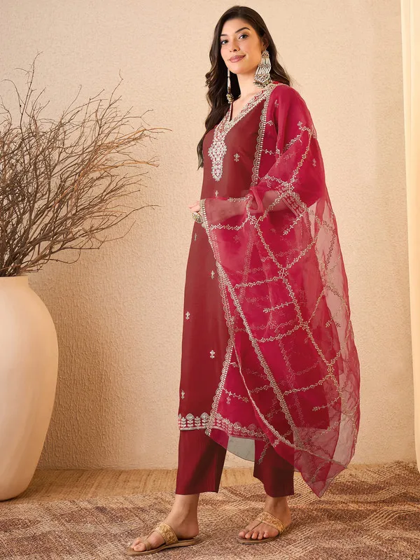 Women's_Silk_Blend_Embroidered_Straight_Kurta_Pant_With_Dupatta