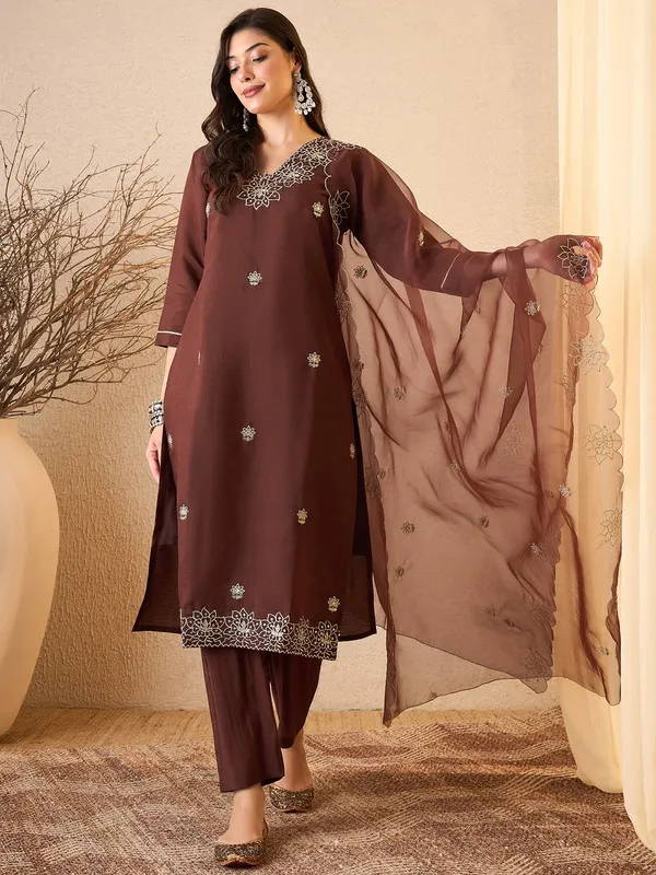 Women's_Silk_Blend_Embroidered_Straight_Kurta_Pant_With_Dupatta