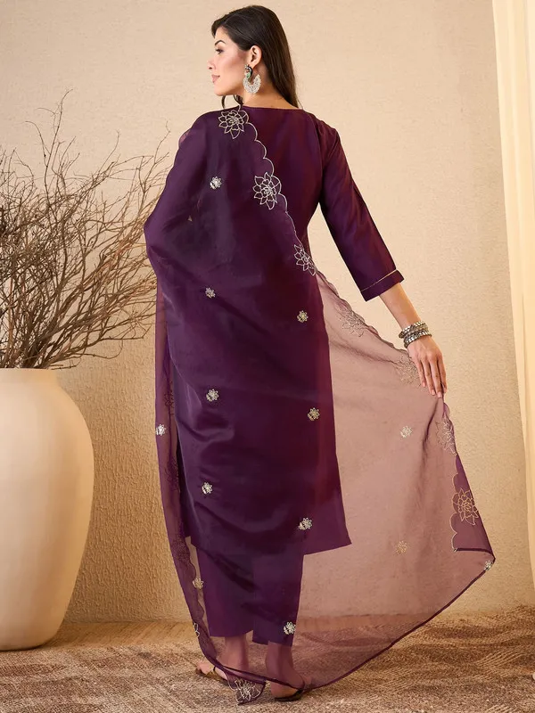 Women's_Silk_Blend_Embroidered_Straight_Kurta_Pant_With_Dupatta