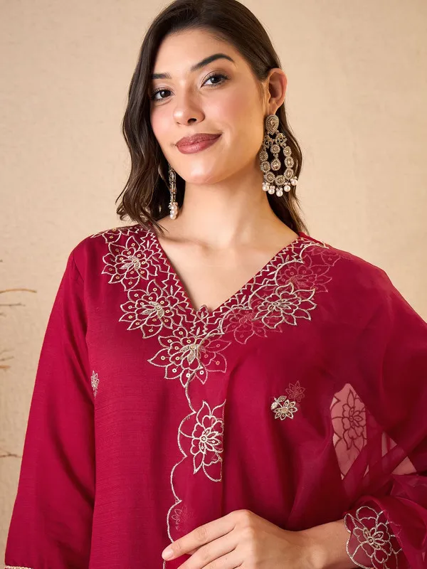 Women's_Silk_Blend_Embroidered_Straight_Kurta_Pant_With_Dupatta