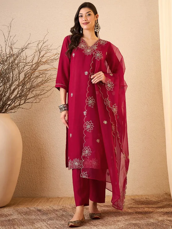 Women's_Silk_Blend_Embroidered_Straight_Kurta_Pant_With_Dupatta