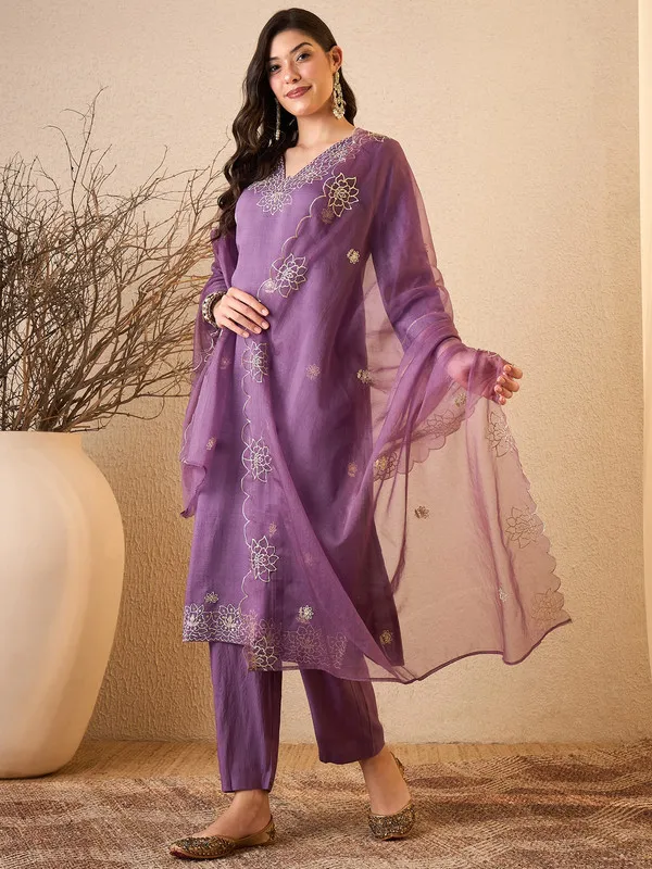 Women's_Silk_Blend_Embroidered_Straight_Kurta_Pant_With_Dupatta