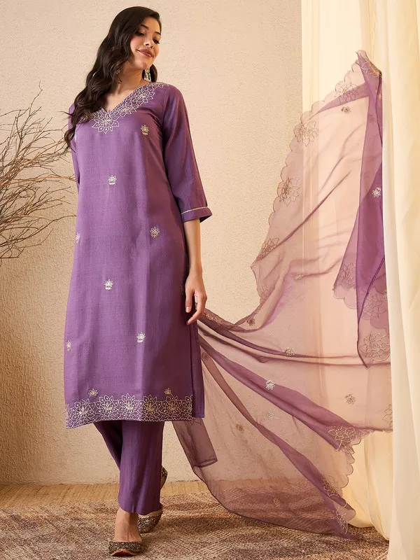 Women's_Silk_Blend_Embroidered_Straight_Kurta_Pant_With_Dupatta