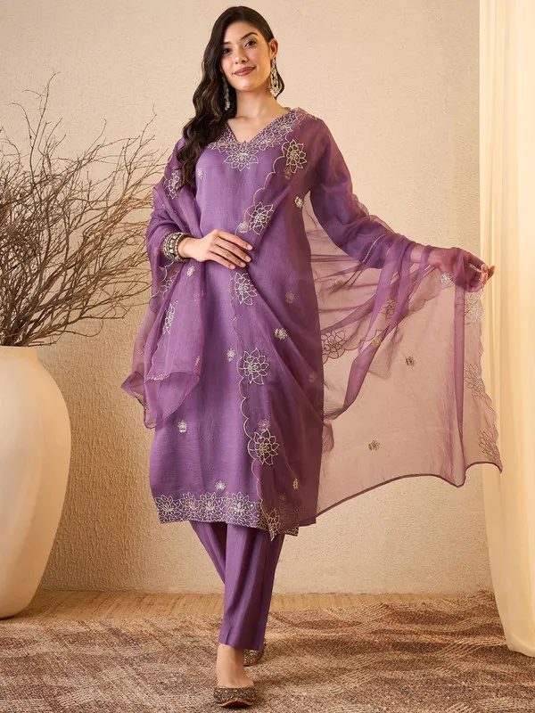 Women's_Silk_Blend_Embroidered_Straight_Kurta_Pant_With_Dupatta