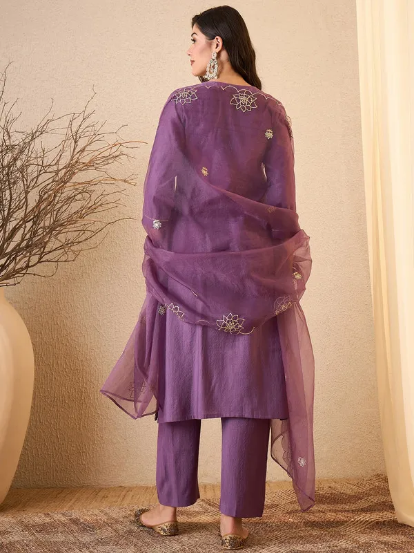 Women's_Silk_Blend_Embroidered_Straight_Kurta_Pant_With_Dupatta