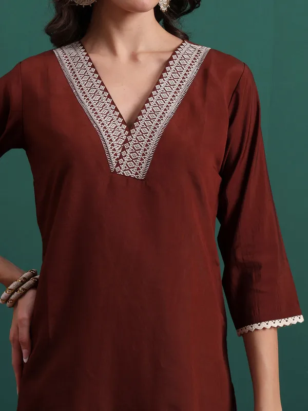 Women's_Silk_Blend_Embroidery_Straight_Kurta_Pant_With_Dupatta